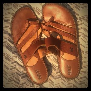 SUPER COMFY! BORN Brown Leather Strappy Flips